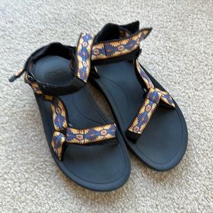 Boys Tevas Excellent Condition Size 4